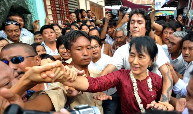 ၂၀၁၁ ခုနှစ်ကာလက ရန်ကုန် ရွှေတိဂုံဘုရားက သားငယ်ကင်မ်နဲ့ မိခင်ဒေါ်အောင်ဆန်းစုကြည် 