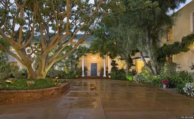 يضم المنزل ست غرف نوم، وستة حمامات، ومكتبة، ومسرح، جناح للضيو بمدخل منفصل ومقر لإقامة الخدم فوق مرأب السيارات