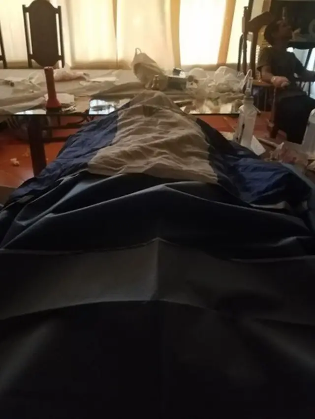 El cuerpo de Gerard Chávez cubierto con una bandera nicaragüense dentro de la iglesia.