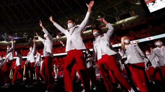 Delegação japonesa entra no estádio