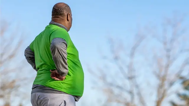 Un homme en surpoids