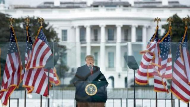 ホワイトハウス前で支持者に、勝利を主張したトランプ大統領（6日、ワシントン）
