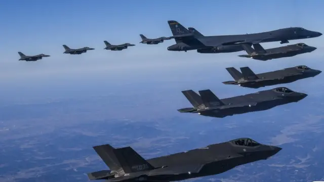 한미 양국 군이 북한의 대륙간탄도미사일(ICBM) 도발 다음날인 19일 미 공군 전략폭격기 B-1B '랜서'를 전투기로 호위하는 방식으로 연합 편대비행을 하고 있다