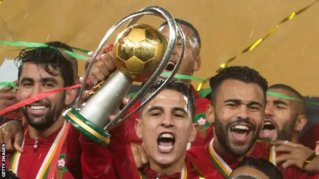 Une équipe célébrant.