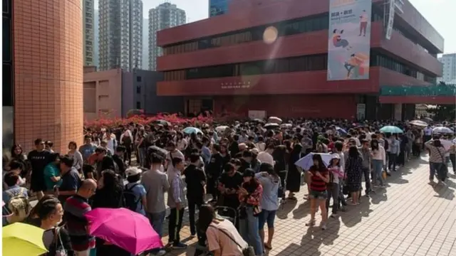 ชางฮ่องกงหลั่งไหลออกมาใช้สิทธิออกเสียงเลือกตั้งอย่างเนืองแน่น