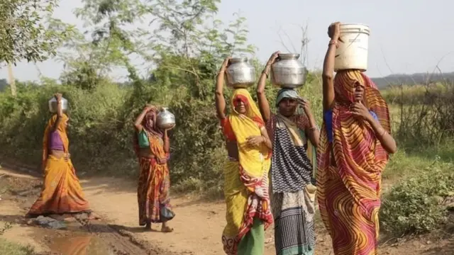 લલિતપુરના મદનપુર ગામનાં વિધવા સુખવતીનો અડધો દિવસ પાણીની વ્યવસ્થા કરવામાં જ વીતી જાય છે