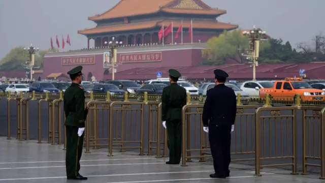 Policías en la plaza de Tiananmen