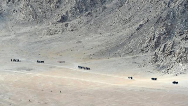 印度士兵在印控克什米爾拉達克地區列城縣附近一處陡峭山邊巡邏（25/6/2020）