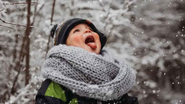 De nombreux enfants s'amusent à bouger leur langue, ce qui contribue à la renforcer ; une langue coincée peut rendre ce mouvement difficile, voire impossible