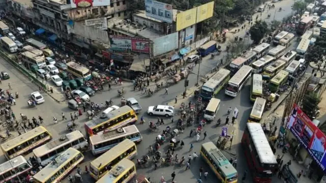 যাত্রীবাহী বাসের বিশৃঙ্খল প্রতিযোগিতায় একের পর এক মৃত্যুর ঘটনায় আইনের যথাযথ প্রয়োগ নিয়েও প্রশ্ন তুলছেন বিশেষজ্ঞরা।