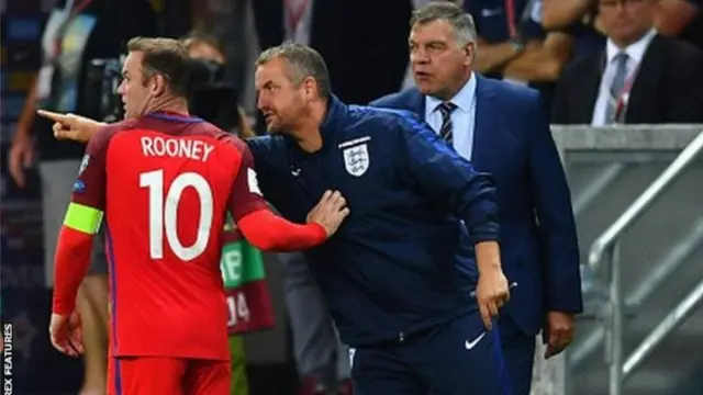 Rooney akipokea maelekezo wakati wa mchezo