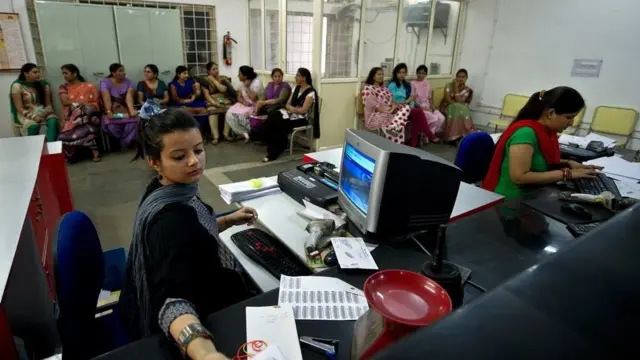 ఉద్యోగిని