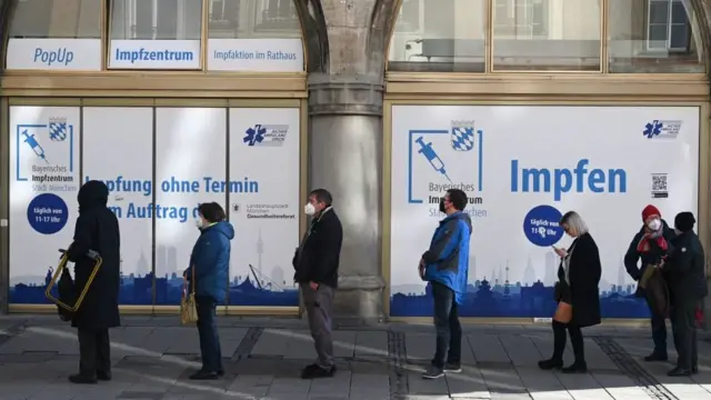 almanya'da aşı sırası bekleyenler