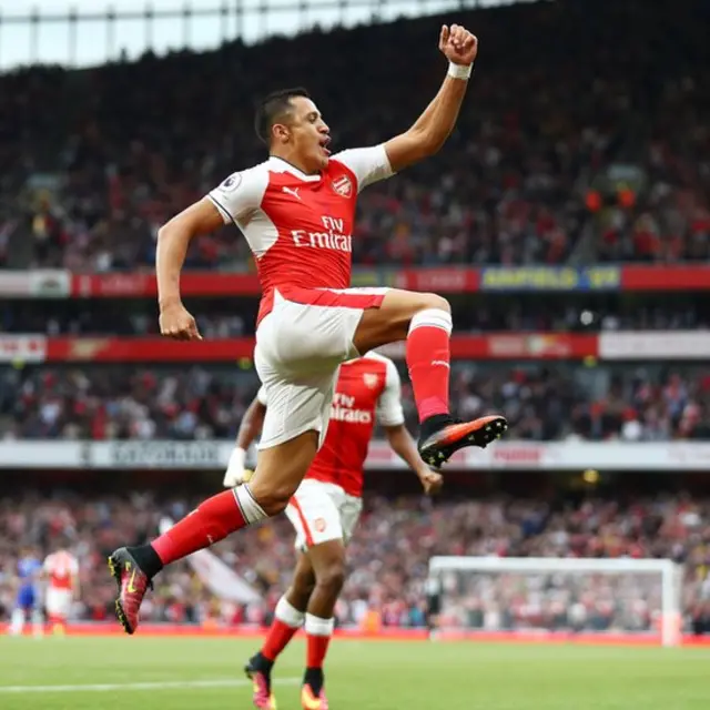 Alexis celebra un gol