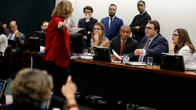 Deputados discutem durante sessão na CCJ