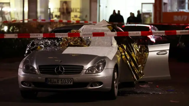 Saldırganların hedef aldığı bir araba