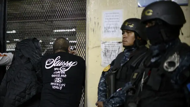 Policía con supuestos pandilleros.
