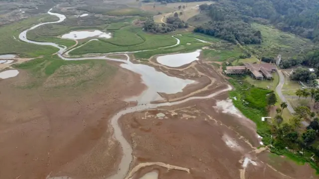 Represa vazia