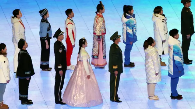 지난 4일 2022 베이징 동계올림픽 개막식에서 한복을 입은 여성이 오성홍기를 든 소수민족 중 하나로 표현됐다