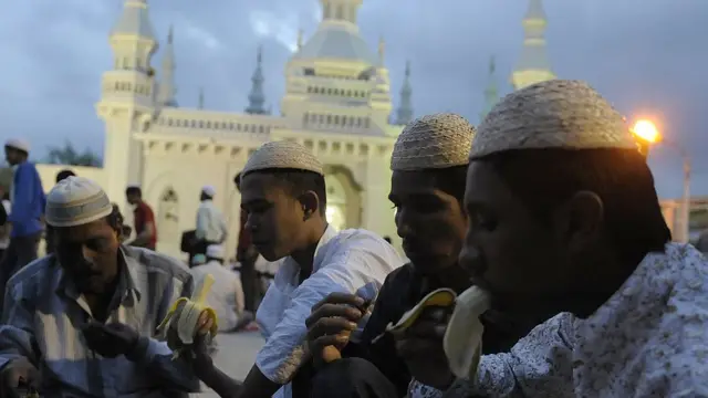 Les musulmans rompent leur jeûne pendant le mois du Ramadan