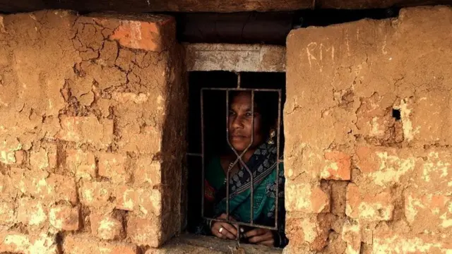 ઘરમાં ઊભેલી મહિલા