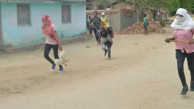 जनी शिकार पर निकली महिलाएं