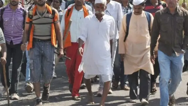 લોકો સાથે સંભાજી ભિડે