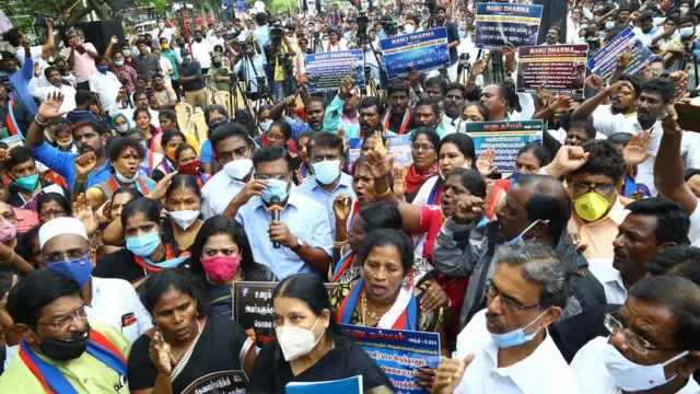 মনুস্মৃতি নিষিদ্ধ করার দাবিতে তামিলনাডুতে ভিসিকে-র নেতাকর্মীদের আন্দোলন