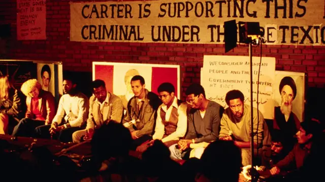 گروگان‌های آمریکایی پیش از آزادی در یک نشست خبری داخل سفارت ایالات متحده در تهران شرکت کردند.