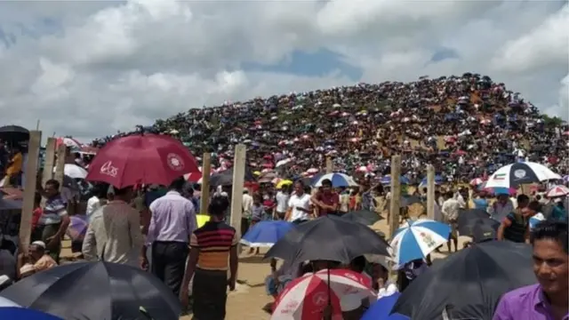 মিয়ানমার সেনাবাহিনীর নির্যাতনের মুখে জীবন বাঁচাতে পালিয়ে আসা রোহিঙ্গাদের সমাবেশ