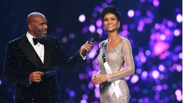 H'Hen Niê trả lời câu hỏi trong phần thi ứng xử top 5 Miss Universe