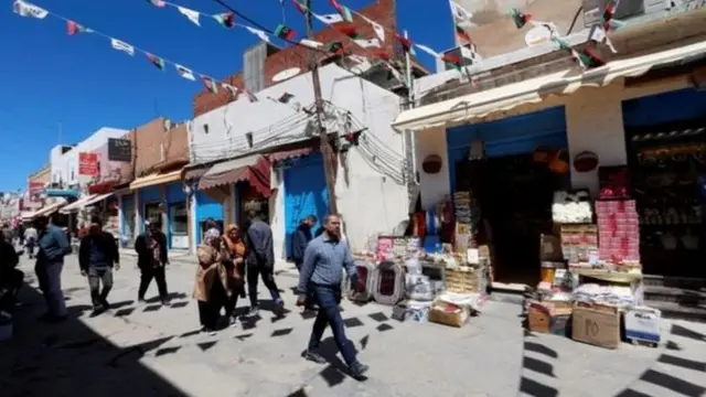 Dadka dhaqaalaha haysta ayaa suuqyada cunto iyo cabitaan kayd ah ka gadanaya