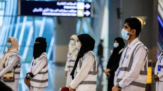 Petugas kesehatan di Bandara Jeddah, menanti jemaah yang tiba dari kota lain di Saudi.