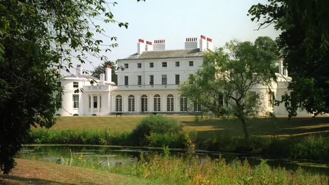 Fotografia do palácio Frogmore House, branco, com um gramadocasino que pagafrente