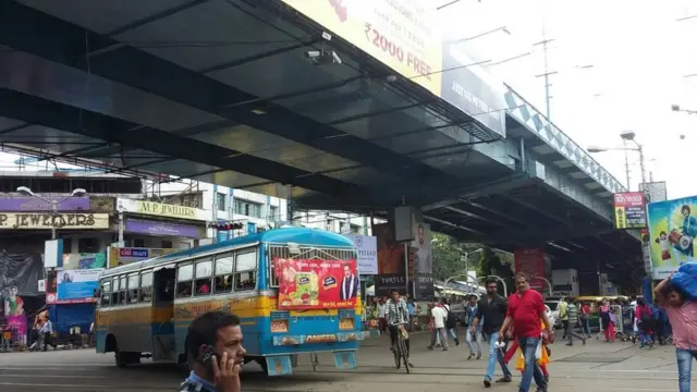 কলকাতার গড়িয়াহাট সেতুর নিচেই ব্যস্ত ক্রসিং