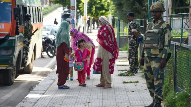 রাস্তাঘাটে নিরাপত্তা বাহিনীর কড়া উপস্থিতি।