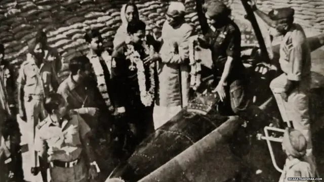 ਭਾਰਤੀ ਪਾਇਲਟਾਂ ਦਾ ਸਵਾਗਤ ਕਰਦੇ ਹੋਈ ਤਤਕਾਲੀ ਰੱਖਿਆ ਮੰਤਰੀ ਜਗਜੀਵਨ ਰਾਮ