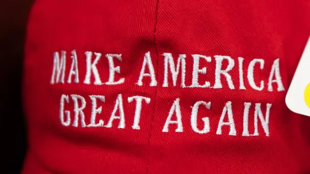 棒球帽上写的:让美国再次伟大口号