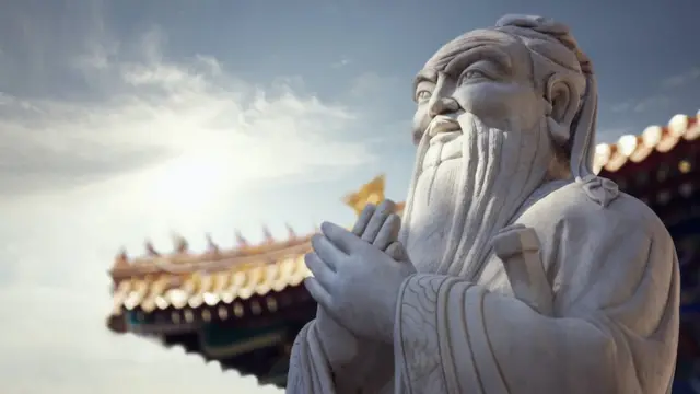 Une statue de Confucius