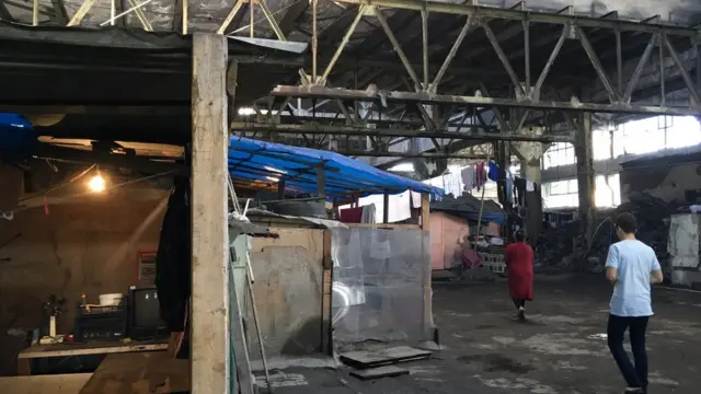 “Günün günorta çağı işıqsız keçinmək mümkün deyil. Evlər qaranlıq, dar, inanın, siçan yuvasıdır,” Əliağa İsmayılov deyir