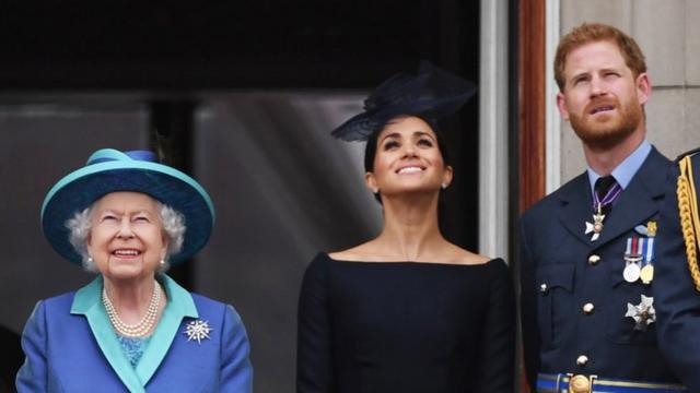 La reina Isabel II junto a Meghan Markle y el príncipe Harry.