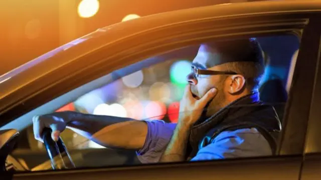 رجل يقود سيارة