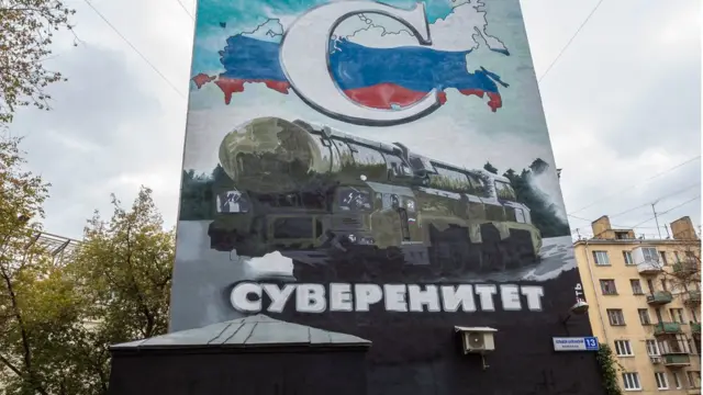 Плакат в Москве с изображением ракеты "Тополь"