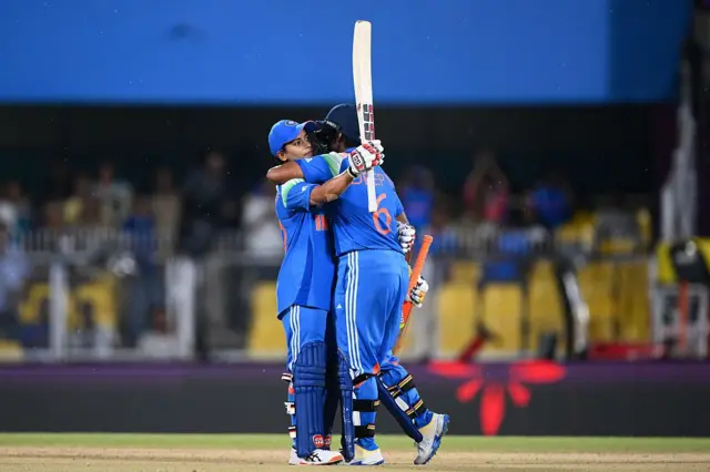 දීප්ති ශර්මා සමග එක් වූ අමන්ජෝට් කෞර් ඉන්දීය 7 වැනි කඩුල්ලට ලකුණු 103ක සබඳතාවක් ගොඩනැගූහ.