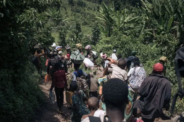 Les habitants de Bambo, dans le territoire de Rutshuru, à 60 kilomètres au nord de Goma, capitale du Nord-Kivu, dans l'est de la République démocratique du Congo, fuient lors de l'attaque de la ville par le M23, le 26 octobre 2023. 