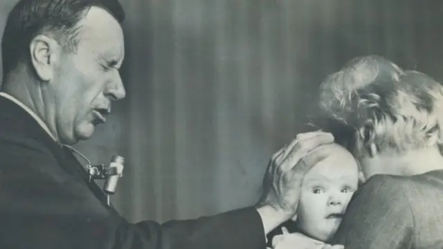 Barsiisaa wangeela badhaadhinaa jedhamuun kan beekamu lammii US, Oraal Roobertis