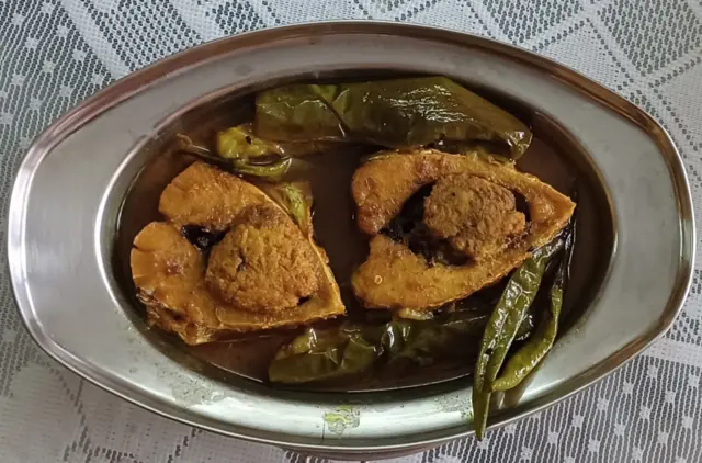 দুর্গাপুজোর সময়ে বাড়িতে ইলিশ খাওয়ার চল আছে অনেক বাড়িতে