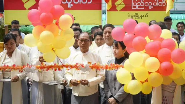 ပြည်သူ့ပါတီဥက္ကဋ္ဌ ဦးကိုကိုကြီးနဲ့ ပါတီရုံးဖွင့်ပွဲမြင်ကွင်း ( ပုံဟောင်း)