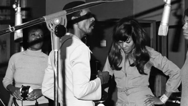 Tina Turner hatimaye alitoroka ndoa yake ya kwanza mnamo 1976