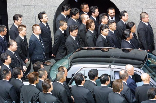 Membros do sindicato Yamaguchi-gumi, um dos principais sindicatos da Yakuza, comparecem ao funeral do seu oyabun em 2002